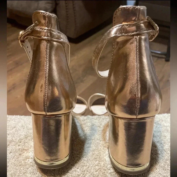 💥Halston rose gold block heel sandal Shoe
Style: HH/PRACTICL2-S Women’s 8 - Picture 2 of 9